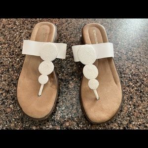 Women’s Naturalizer White Sandal. Sz 8.5 M